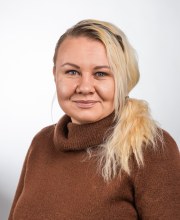 Asiantuntija Asta Sinisalon puolivartalokuva