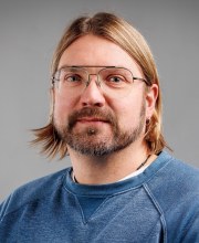 Erityisopettaja Juho Niskasen puolivartalokuva