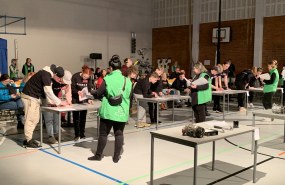 Yläkoululaisia kisaamassa kädentaidoista liikuntasalissa