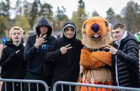 Opiskelijoita poseeraamassa Hyrian Heimo-maskotin kanssa
