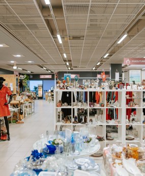 Kuva myymälästä, esillä on erilaisia astioita.