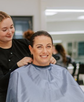 Asiakas on tulossa hiustenleikkuuseen