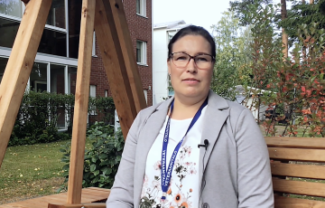 Veteraanitalosäätiön toiminnanjohtaja Eeva Pyhälammi istuu puutarhakeinussa
