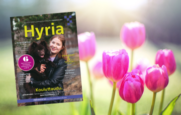 Hyria-lehden kansi taustalla kuva tulppaaneista