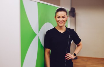 Valokuva jutussa esiintyvästä Iida Haverista. Iida poseeraa ja katsoo suoraan kameraan. 