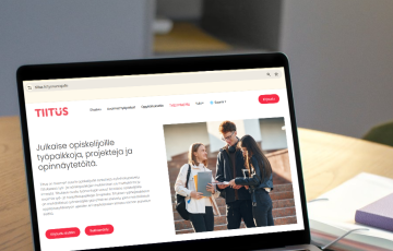 Kuva kannettavasta tietokoneesta, jonka näytöllä näkyy Tiitus-verkkosivu