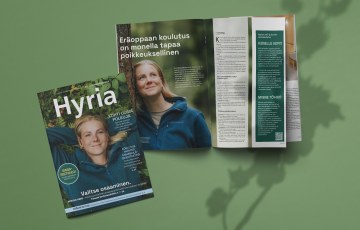 Syksyn Hyria-lehden etukansi ja aukeama, jossa kuva naisesta metsässä