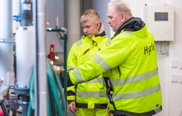 Kaksi henkilöä tutkii lämpökeskusta