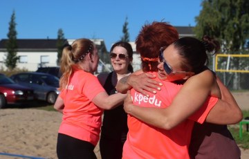 Toisiaan halaavia beach volley -pelaajia