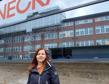 Työnjohtaja Mira Torttila Konecranesin edustalla Hyvinkäällä. 