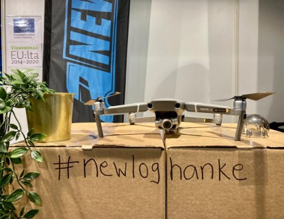 Drone NewLog-hankkeen messuosaston pöydällä Studia-messuilla.