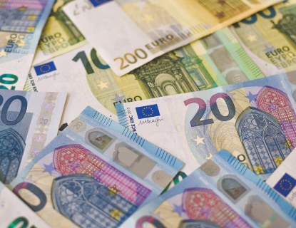 20, 100 ja 200 euron seteleitä hujan hajan pöydällä