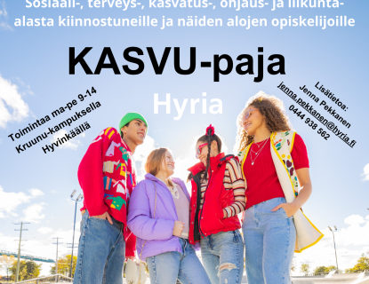 Nuoria ulkona laukut ja reput mukana