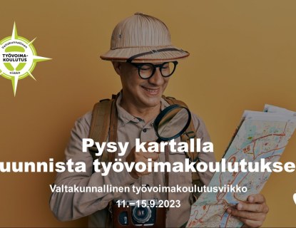 Safariasuun sonnustautuneen, karttaa tutkivan henkilön puolivartalokuva