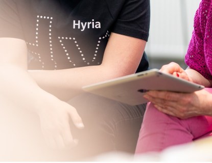Kuvituskuva. Valokuvassa on kädet, jotka pitelevät tablettitietokonetta. 