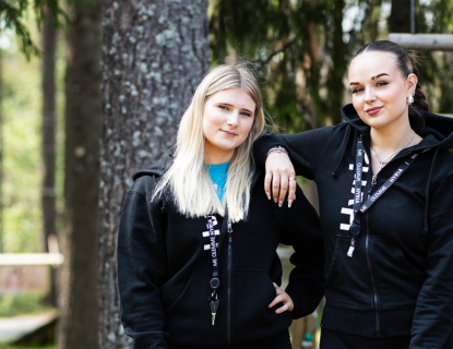 kuva jossa kaksi tyttöä poseeraa kameralle. 