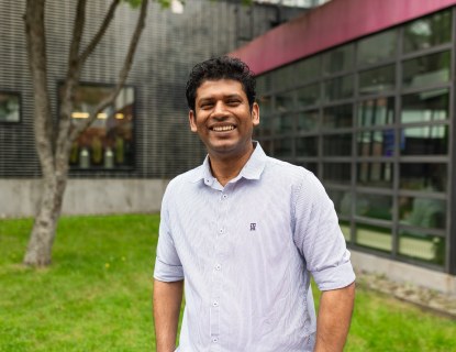 Hasitha Perera Hyrian Sakonkadun kampuksen edustalla Riihimäellä