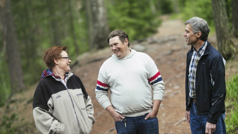 Henkilöitä luontopolulla