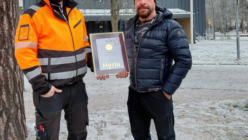 CXX- Asennus Oy:n yrittäjä Matti Nurminen ja Hyriasta opettaja Jukka Korpela.