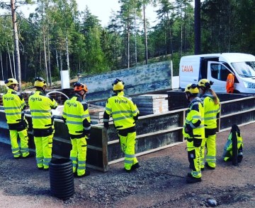RekryKoulutuksen opiskelijoita Perustavan työmaalla.jpg