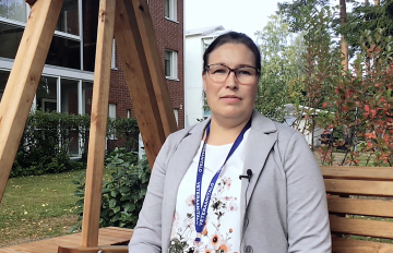 Veteraanitalosäätiön toiminnanjohtaja Eeva Pyhälammi istuu puutarhakeinussa