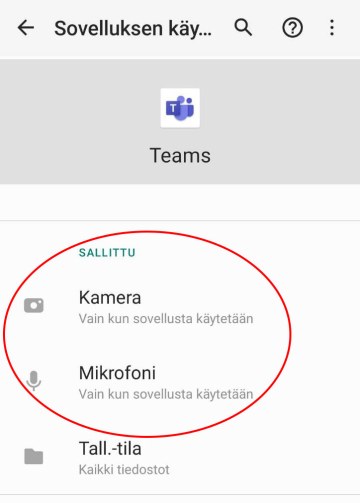 Kamera ja mikrofoni on näytön keskellä.