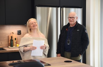 Kuvassa Minna Oksanen ja Sakari Koskinen talon keittiössä